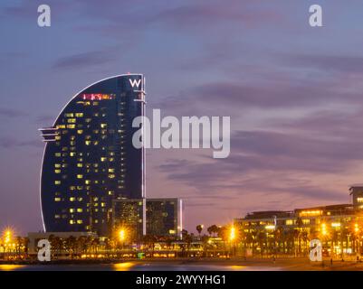 Barcelona, Spanien - 29. Februar 2024: Barceloneta Seeblick und Stadtblick in der blauen Stunde. Dramatischer Himmel Stockfoto