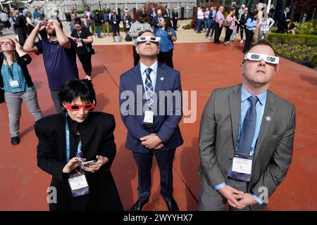 Washington, Usa. April 2024. Die Menschen beobachten die partielle Sonnenfinsternis in Washington am 4. April 2024. Foto: Yuri Gripas/ABACAPRESS.COM Credit: Abaca Press/Alamy Live News Stockfoto