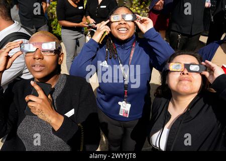 Washington, Usa. April 2024. Die Menschen beobachten die partielle Sonnenfinsternis in Washington am 4. April 2024. Foto: Yuri Gripas/ABACAPRESS.COM Credit: Abaca Press/Alamy Live News Stockfoto