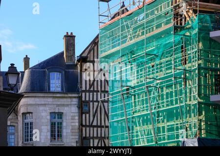 Fachwerkhaus mit Gerüst, Freilegung des Fachwerks in der Altstadt von Troyes, Departement Aube, Region Grand Est, Frankreich *** Fachwerkhaus mit Gerüst, Exposition des Fachwerks in der Altstadt von Troyes, Departement Aube, Region Grand Est, Frankreich Stockfoto