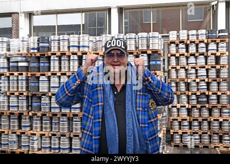 Anreas Ellermann bringt mit Ellermanns Hossa Hossa Bier im Mai auf den Markt. Der Entertainer und Investor testete am Mittwoch 16 Biere in einer Brauerrei in Niedersachsen. Gemeinsam mit dem Braumeister und dem Brauerreichef, entschied er sich für ein würziges Pilsener. Hamburg, der 4.04.2024 Andreas Ellermann bringt eigenes Bier auf den Markt - das Ellermanns Hossa Hossa Bier soll im Mai vorgestellt werden, Wittingen Niedersachsen Deutschland Wittingen *** Anreas Ellermann bringt Ellermanns Hossa Hossa Bier im Mai hat der Entertainer und Investor 16 Biere in einer Brauerei in Niedersachsen getestet Stockfoto