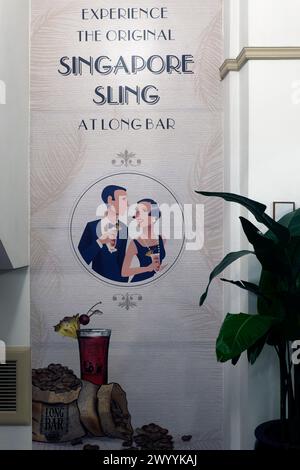 Schild für den legendären Singapore Sling, serviert in der Long Bar, einem berühmten Teil des Raffles Hotel, einem Wahrzeichen von Singapur, Asien Stockfoto