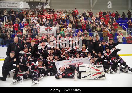 Sheffield, 7. April 2024. Die Billingham Buccaneers vor ihren Fans mit der NIHL Division 2 Laidler Trophy, nachdem sie Sutton Sting im Elfmeterschießen in Ice Sheffield besiegt hatten. Quelle: Colin Edwards Stockfoto