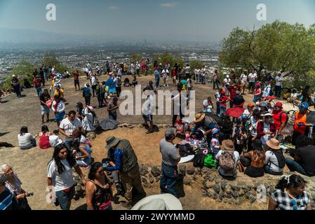 Mexiko Stadt, Mexiko. April 2024. Hunderte von Menschen versammelten sich im Viertel Cerro de la Estrella in Iztapalapa, um die Sonnenfinsternis zu bewundern. Millionen Menschen in Mexiko, den USA und Kanada erlebten am Montag eine totale Sonnenfinsternis. Ein solches himmlisches Spektakel tritt auf, wenn der Mond zwischen Sonne und Erde vorbeizieht und die Sonne vollständig bedeckt. Quelle: Jair Cabrera Torres/dpa/Alamy Live News Stockfoto