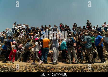 Mexiko Stadt, Mexiko. April 2024. Hunderte von Menschen versammelten sich im Viertel Cerro de la Estrella in Iztapalapa, um die Sonnenfinsternis zu bewundern. Millionen Menschen in Mexiko, den USA und Kanada erlebten am Montag eine totale Sonnenfinsternis. Ein solches himmlisches Spektakel tritt auf, wenn der Mond zwischen Sonne und Erde vorbeizieht und die Sonne vollständig bedeckt. Quelle: Jair Cabrera Torres/dpa/Alamy Live News Stockfoto