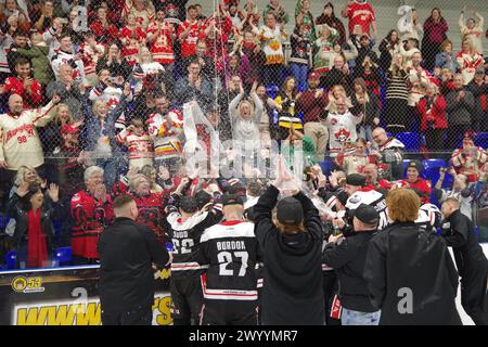 Sheffield, 7. April 2024. Billingham Buccaneers feiern vor ihren Fans, nachdem sie Sutton Sting im Elfmeterschießen besiegt hatten, um das Laidler Play Off Finale der NIHL Division 2 in Ice Sheffield zu gewinnen. Quelle: Colin Edwards Stockfoto