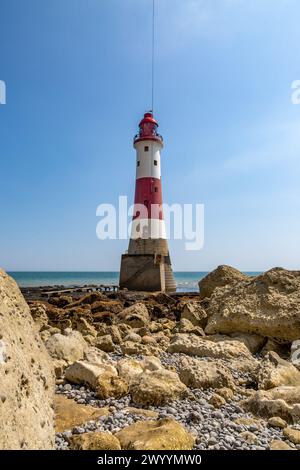 Beachy Head Lighthouse und der felsige Strand bei Ebbe an einem sonnigen Sommertag Stockfoto