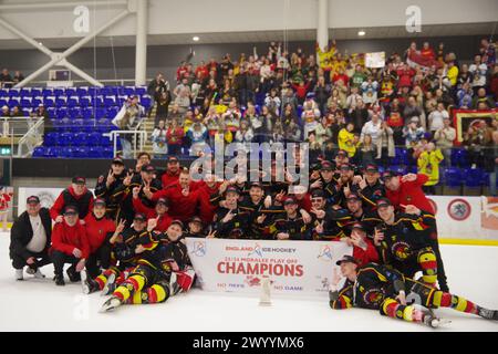 Sheffield, 7. April 2024. Blackburn Hawks vor ihren Anhängern, nachdem sie das NIHL Division 1 Moralee Play Off Finale in Ice Sheffield gewonnen hatten. Quelle: Colin Edwards Stockfoto