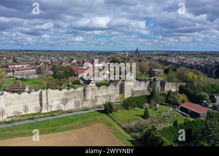 Luftbild Stadtmauer mittelalterliche Stadt Provins, seit 2001 auf der UNESCO-Liste des Weltkultur- und Naturerbes der Menschheit, Departement seine-et-Marne, Region Ile-de-France, Frankreich *** Luftbild Stadtmauer mittelalterliche Stadt Provins, seit 2001 auf der UNESCO-Liste des Weltkulturerbes, Departement seine-et-Marne, Region Ile de France, Frankreich Stockfoto