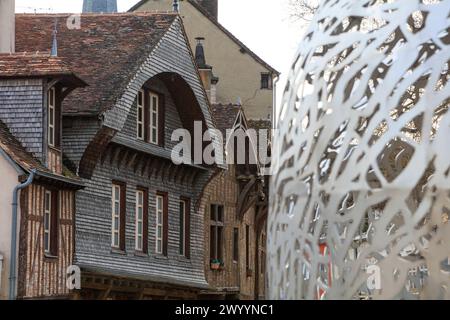 Fachwerkhäuser nahe des Canal du Trevois mit Skulptur Le coeur de Troyesl, Altstadt von Troyes, Departement Aube, Region Grand Est, Frankreich *** Fachwerkhäuser in der Nähe des Canal du Trevois mit Skulptur Le coeur de Troyesl, Altstadt von Troyes, Departement Aube, Region Grand Est, Frankreich Stockfoto