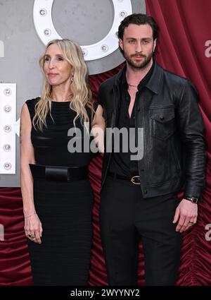 London, Großbritannien. April 2024. Sam Taylor-Johnson und Aaron Taylor-Johnson kommen an der Back to Black World Premiere, Odeon Luxe Cinema, Leicester Square. Quelle: Doug Peters/EMPICS/Alamy Live News Stockfoto
