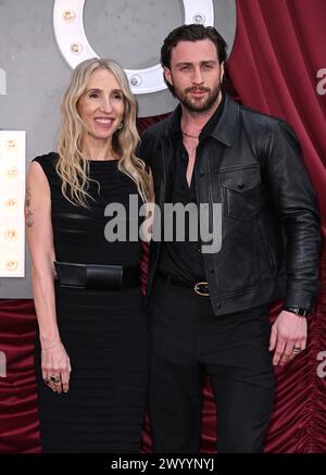 London, Großbritannien. April 2024. Sam Taylor-Johnson und Aaron Taylor-Johnson kommen an der Back to Black World Premiere, Odeon Luxe Cinema, Leicester Square. Quelle: Doug Peters/EMPICS/Alamy Live News Stockfoto