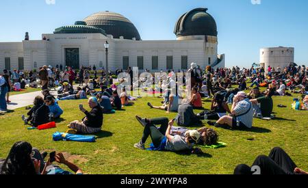 Eine Menschenmenge, die die Sonnenfinsternis 2024 vor dem Griffith Observatory in Los Angeles, Kalifornien, am 8. April 2024 beobachtete. Stockfoto