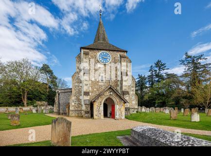 Außen- und Eingangsportal der mittelalterlichen St. Michael & All Angels Pfarrkirche in Mickleham, einem Dorf außerhalb von Dorking, Surrey Stockfoto