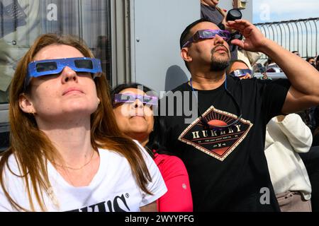 New York, USA. April 2024. Die Menschen beobachten eine Sonnenfinsternis von der Aussichtsplattform im 86. Stock des Empire State Building. Credit: Alamy Live News/Enrique Shore Credit: Enrique Shore/Alamy Live News Stockfoto