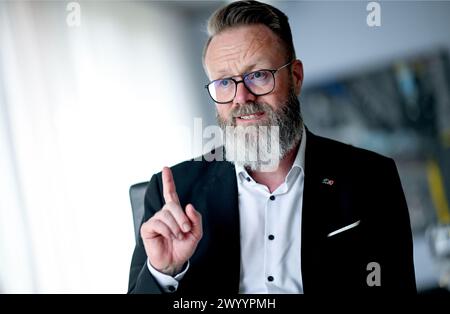 Berlin, Deutschland. April 2024. Claus Ruhe Madsen (CDU), Schleswig-holsteinischer Minister für Wirtschaft, Verkehr, Arbeit, Technologie und Tourismus, spricht in einem Interview mit der dpa. Quelle: Britta Pedersen/dpa/Alamy Live News Stockfoto