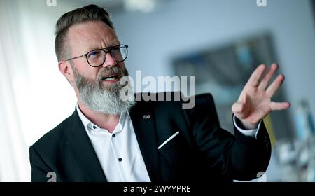 Berlin, Deutschland. April 2024. Claus Ruhe Madsen (CDU), Schleswig-holsteinischer Minister für Wirtschaft, Verkehr, Arbeit, Technologie und Tourismus, spricht in einem Interview mit der dpa. Quelle: Britta Pedersen/dpa/Alamy Live News Stockfoto