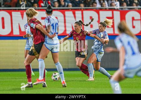 Leuven, Belgien. April 2024. Amber Tysiak (4) aus Belgien und Alexia Putellas (11) aus Spanien, die während eines Spiels zwischen den belgischen Nationalmannschaften, die Red Flames genannt werden, am ersten Spieltag in der Gruppe A2 in der Liga der UEFA-Qualifikationsspiele für Frauen 2023-24, dargestellt wurden; am Freitag, 5. April 2024 in Leuven, BELGIEN. Quelle: Sportpix/Alamy Live News Stockfoto