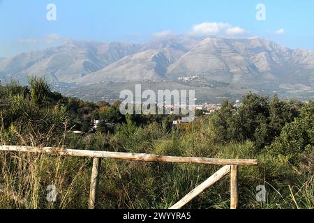 Minturno, Italien. Der Weg geht in Richtung Torre di Scauri, mit wunderschönem Blick auf die Aurunci-Berge. Stockfoto