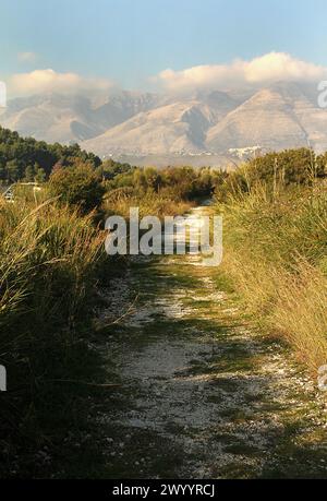 Minturno, Italien. Der Weg geht in Richtung Torre di Scauri, mit wunderschönem Blick auf die Aurunci-Berge. Stockfoto