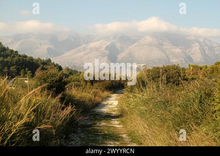 Minturno, Italien. Der Weg geht in Richtung Torre di Scauri, mit wunderschönem Blick auf die Aurunci-Berge. Stockfoto