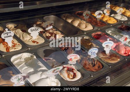 Verschiedene Eissorten zum Verkauf in Italien Stockfoto