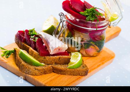 Hausgemachter eingelegter blauer Wittling-Fisch Stockfoto