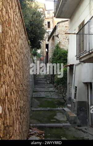 Enge Gasse zwischen alten Gebäuden im historischen Zentrum von Minturno, Italien Stockfoto