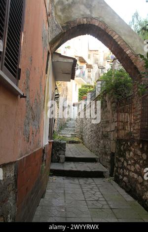 Enge Gasse zwischen alten Gebäuden im historischen Zentrum von Minturno, Italien Stockfoto