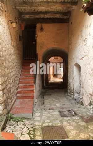 Gasse im historischen Zentrum von Minturno, Italien Stockfoto