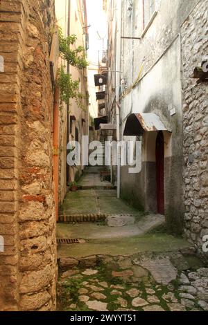 Enge Gasse zwischen alten Gebäuden im historischen Zentrum von Minturno, Italien Stockfoto