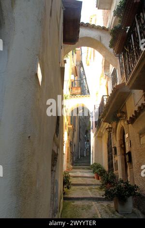 Enge Gasse zwischen alten Gebäuden im historischen Zentrum von Minturno, Italien Stockfoto