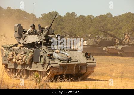 Soldaten der US-Armee, die dem 1. Bataillon, 64. Panzerregiment, 3. Infanteriedivision, zugewiesen wurden, rücken während Marne Focus in Fort Stewart, Georgia, am 7. April 2024 zu einem Ziel vor. Moderne Kriegsführung wird in jedem Gebiet geführt. Hundeschlittensoldaten müssen flexibel und agil bleiben und gleichzeitig ihre tödliche Wirkung verbessern, indem sie Technologie nutzen und alle Kampffunktionen gegen die heutigen Bedrohungen integrieren. (USA Army Foto von PFC. Trey Woodard) Stockfoto