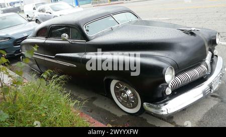 North Hollywood, Kalifornien, USA 5. April 2024 Black Lowrider Car am 5. April 2024 in North Hollywood, Kalifornien, USA. Foto: Barry King/Alamy Stock Photo Stockfoto