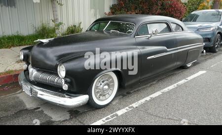 North Hollywood, Kalifornien, USA 5. April 2024 Black Lowrider Car am 5. April 2024 in North Hollywood, Kalifornien, USA. Foto: Barry King/Alamy Stock Photo Stockfoto