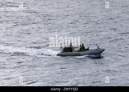 240323-N-XB532-1106 KARIBISCHE SEE (23. März 2024) – U.S. Coast Guard (USCG) Law Enforcement Detachment (LEDET) 404 Besatzungsmitglieder starteten am 23. März 2024 auf dem Lenkraketenkreuzer der Ticonderoga-Klasse USS Leyte Gulf (CG 55), Patrouille the Caribbean. Leyte Gulf befindet sich im südlichen Kommandogebiet der U.S. Naval Forces, das von der Vierten Flotte eingesetzt wird, um gemeinsame und kombinierte Militäroperationen zu unterstützen, darunter auch Missionen zur Bekämpfung des illegalen Drogenhandels in der Karibik. (Foto der US Navy von Mass Communication Specialist 3rd Class Najwa Ziadi/veröffentlicht) Stockfoto