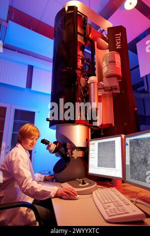 Bildgebung mit Atomauflösung mittels TEM, hochauflösendes Transmissionselektronenmikroskopie-Labor HR-TEM, Materialcharakterisierung auf Nanoskala, Echtzeitbeobachtung von Phänomenen auf Nanoskala, CIC nanoGUNE, Nanoscience Cooperative Research Center, San Sebastian, Donostia, Gipuzkoa, Euskadi, Spanien. Stockfoto