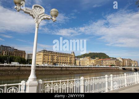 Hotel Maria Cristina und Teatro Victoria Eugenia. Fluss Urumea, Donostia, San Sebastian, Gipuzkoa, Euskadi. Spanien. Stockfoto