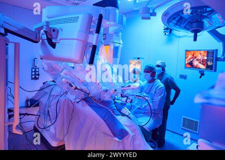 Chirurgische Behandlung von Prostatakrebs, radikale Prostatektomie, da Vinci chirurgischer Roboter, Team von Chirurgen der Ärzte Madina & Azparren, Urologie, Chirurgie, OP, Onkologikoa Krankenhaus, Institut für Onkologie, Fallzentrum für Prävention, Diagnose und Behandlung von Krebs, Donostia, San Sebastian, Gipuzkoa, Baskenland, Spanien, Europa. Stockfoto