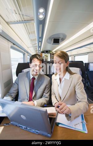 Geschäftsleute, die Arbeiten mit dem Internet verbunden. Passagier. AVE, Tren de Alta Velocidad, Zaragoza, Aragón. Spanien. Stockfoto