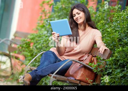 35 Frau mit Tablet im Park. Donostia. San Sebastian. Gipuzkoa. Baskenland - Spanien. Stockfoto