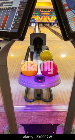 Familienbowling in Cary, North Carolina. Stockfoto