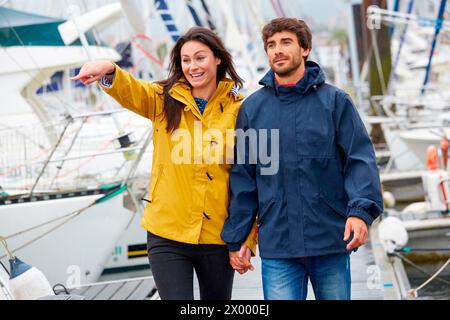 Zu zweit laufen. Regen. Yachthafen. Hendaye. Aquitanien. Frankreich. Stockfoto