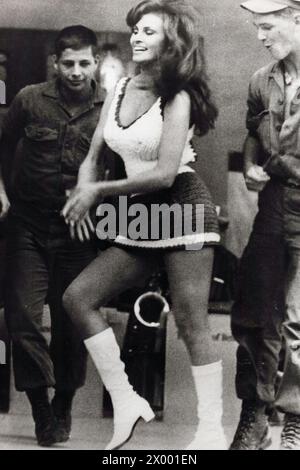 12. Dezember 1957: Cam-Rahn Bay, Südvietnam: Whew, some Girl. Die Schauspielerin RAQURL WELCH tanzt mit Soldaten, die sie während der USO-Weihnachtsshow von Bob Hope im Bear Cat-Basislager der 9. Infanteriedivision auf die Bühne lud. Weitere Stars der Tour 1967 waren die Sängerin Barbara McNair, die Sängerin und Tänzerin Elaine Dunn und Miss World, Madeline Hartog Bel aus Peru. (Foto: © Keystone Press Agency/ZUMA Press Wire). NUR REDAKTIONELLE VERWENDUNG! Nicht für kommerzielle ZWECKE! Stockfoto
