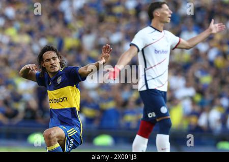 Edinson Cavani, der Stürmer der Boca Juniors, feiert, nachdem er 2024 am 30. März 2024 im Stadion La Bombonera in Buenos Aires ein Tor gegen San Lorenzo geschossen hat. Stockfoto