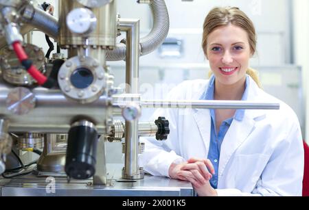 Forscher. Oberflächenspektrometer, Photoelektronenspektroskopie, Schneckenelektronenspektroskopie, AES, VG Scientific ESCAlab 200D Oberflächenanalysegeräte. Technologische Dienstleistungen für die Industrie. Tecnalia Research & Innovation, Donostia, San Sebastian, Gipuzkoa, Baskenland, Spanien. Stockfoto