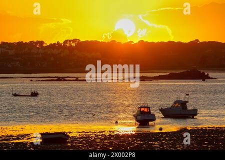 Hafen von Carantec, im Hintergrund Saint-Pol-de-Léon, Morlaix Bay, Finistère, Bretagne, Bretagne, Frankreich. Stockfoto