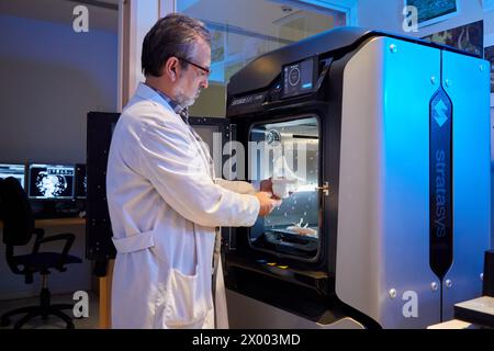 3D-Eindruck der Hüfte eines Patienten von einem medizinischen Bild, 3D-Drucker, Additive Technologien PolyJet oder FDM für Rapid Prototyping, Radiologie, Krankenhaus Donostia, San Sebastian, Gipuzkoa, Baskenland, Spanien. Stockfoto