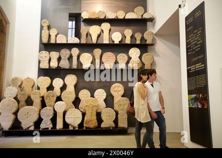 Grabstele im Kreuzgang des ehemaligen Dominikanerklosters (16. Jahrhundert), Museo San Telmo Museum, San Sebastian, Gipuzkoa, Baskenland, Spanien. Stockfoto