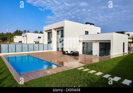 Villa mit Pool, Dulce María Loynaz Street, Donostia, San Sebastian, Gipuzkoa, Baskenland, Spanien, Europa. Stockfoto